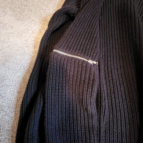 Guess V-Neck Pullover Sweater with Knit Choker Collar - Picture 3 of 5